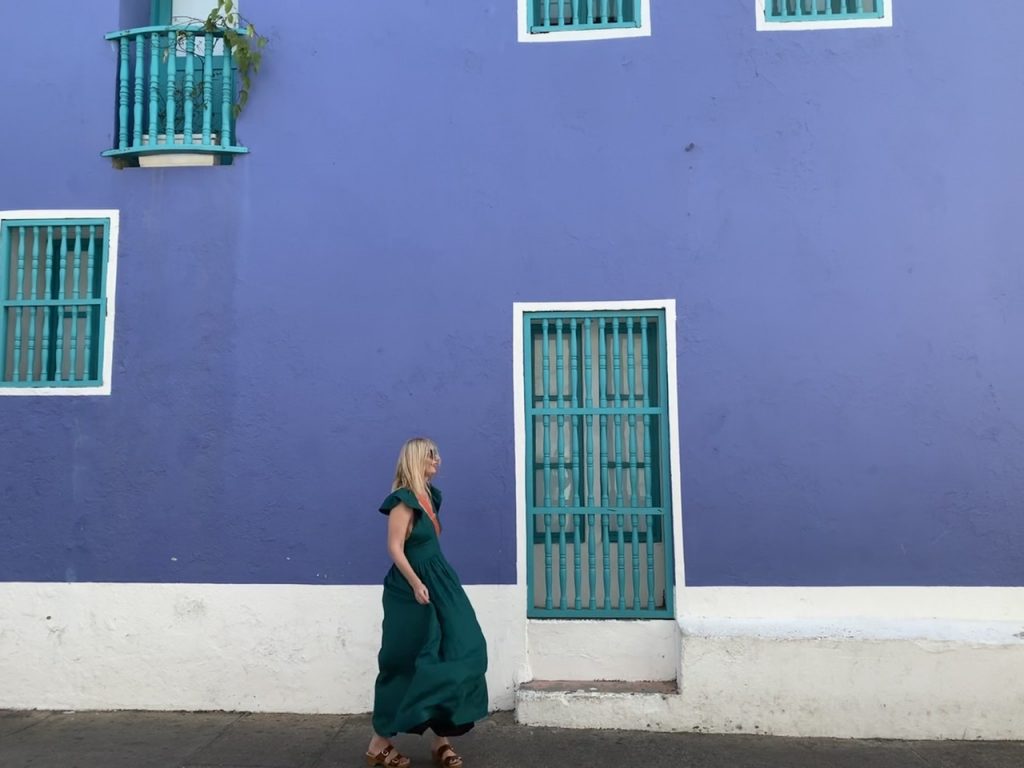 Bright purple walls with blue window fixtures in Colombia

Kalita dress