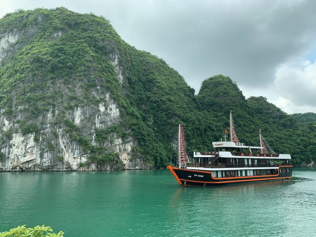 Boats and the Halong Bay mountains