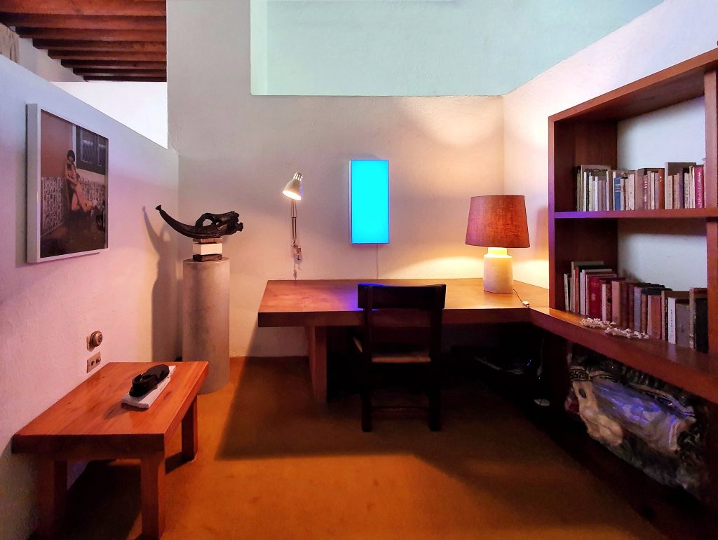 A study area in Barragán's casa. 