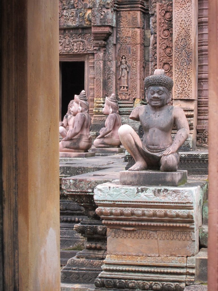 Banteay Srei. Statues detail.