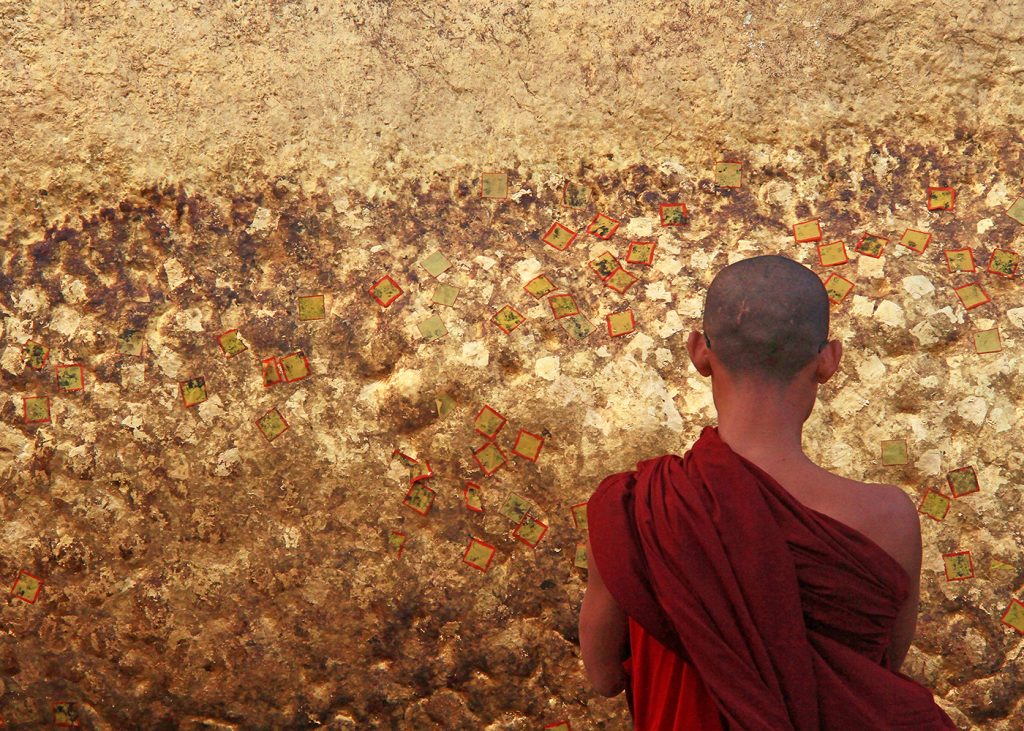 Myanmar - Buddhist monk at Kyaitiyo